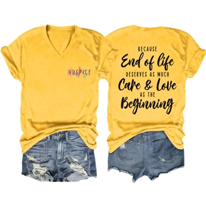 Vues avant et arrière du T-shirt jaune col V avec imprimé Hospice et short en jean