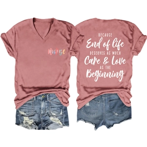 Ensemble t-shirt rose col V avec imprimé Hospice et short en jean denim délavé