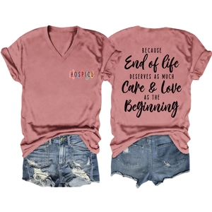 Détail du t-shirt à col en V avec imprimé arc-en-ciel et citation au dos sur tissu rose
