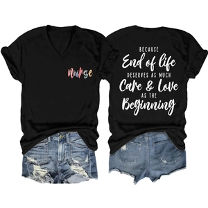 Vue à plat d'un t-shirt noir à col en V avec texte au dos et short en jean vieilli