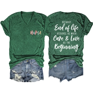 T-shirt col en V avec imprimé hospice et short en jean vieilli en vue à plat d'été