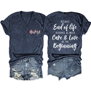 Détail du t-shirt bleu chiné col en V avec citation inspirante imprimée au dos