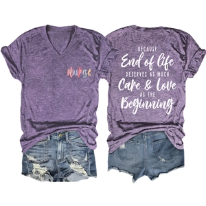 Ensemble t-shirt violet col V avec slogan et short en jean vieilli posé à plat sur blanc
