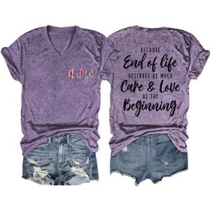 T-shirt violet à col en V avec imprimé Hospice et short en jean vieilli à plat