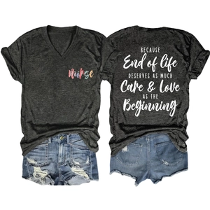 T-shirt gris col en V avec citation et short en jean vieilli avec détails de déchirures