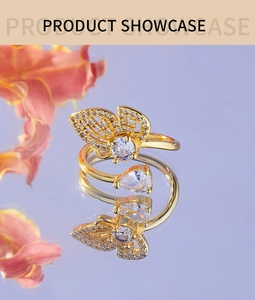 Gros plan sur bague papillon dorée ornée de zircons brillants et anneau ajustable