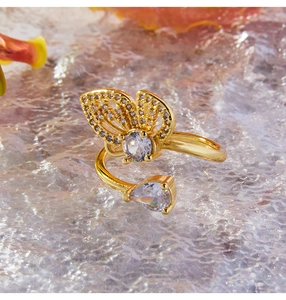 Vue macro d'une bague papillon dorée avec zircons incrustés et anneau ajustable