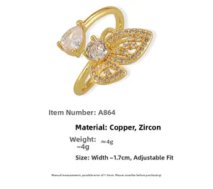 Détail macro de la bague papillon plaquée or avec zircons et anneau ouvert ajustable