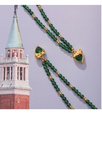 Détail du collier bohème en perles vertes avec pendentif cœur doré et zircon vert