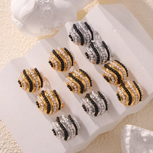 Orecchini tondi placcati oro 18k con perle intarsiate e strisce nere e bianche eleganti