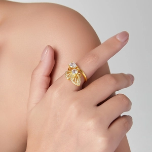 Bague papillon ajustable plaqué or 18 carats avec zircone cubique sur la main