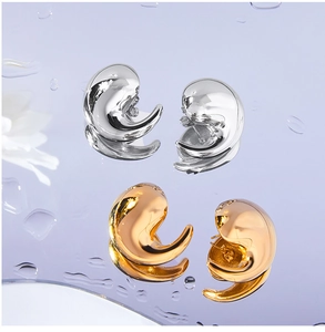 Vue détaillée de boucles d'oreilles virgule minimalistes en finition or et argent poli