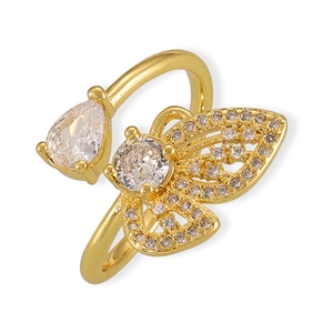Bague papillon ouverte dorée élégante avec pierres de zircon sur un fond blanc pur