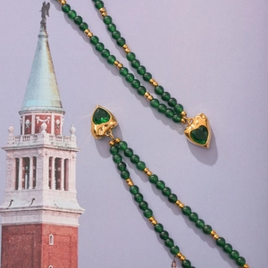 Collier de perles vertes bohème avec pendentif cœur doré et pierre émeraude
