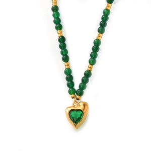 Collier perles vertes bohème avec pendentif cœur doré sur fond blanc pur