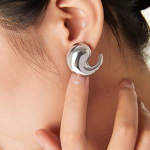 Boucles d'oreilles minimalistes en forme de virgule en titane plaqué or 18 carats poli