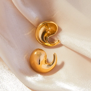 Boucles d'oreilles virgule minimalistes plaquées or 18K avec surface lisse et design chic