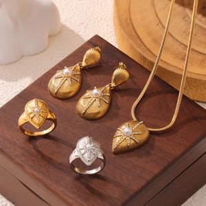 Star-patterned jewelry set with shell texture, pearl pendant, and zircon inlay on wood