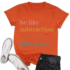Detalle de camiseta naranja con estampado de letras en degradé colorido y cuello redondo suave