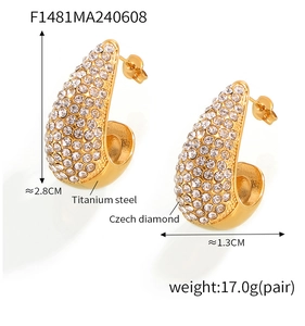 Vue détaillée des boucles d'oreilles goutte avec pavé de zircons et plaqué or 18k