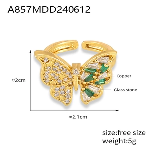 Detalle de anillo de mariposa con gema verde y circonitas en cobre bañado en oro 18k