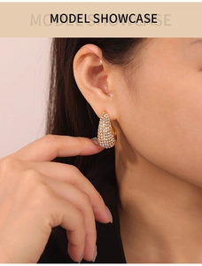 Mannequin portant des boucles d'oreilles goutte d'eau avec strass pavés dorées à l'or 18k