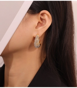 Gros plan de boucles d'oreilles goutte avec cristaux et plaqué or 18 carats
