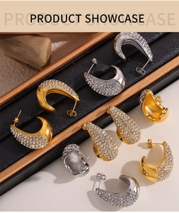 Détail macro de boucles d'oreilles dorées en forme de goutte avec pavé de zircons