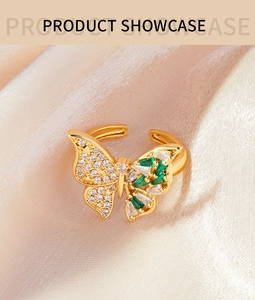 Detalle del anillo de mariposa de oro 18k con circonitas cúbicas verdes y blancas