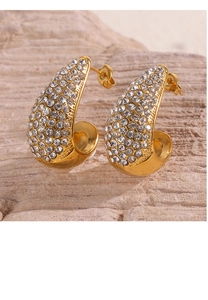 Détail macro de boucles d'oreilles goutte avec cristaux pavés sur placage or 18k