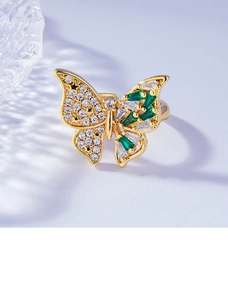 Primer plano del elegante anillo de mariposa con circonitas verdes y baño de oro