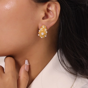 Oval pearl geometric earrings in gold plated stainless steel worn by a model