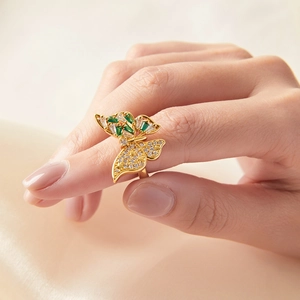Elegante anillo de mariposa chapado en oro de 18k con gema verde y cristales brillantes