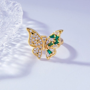 Elegante anillo de mariposa bañado en oro de 18 quilates con circonitas blancas y verdes