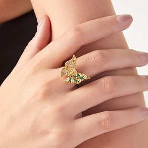 Elegante anillo de mariposa chapado en oro 18k con cristales verdes y blancos