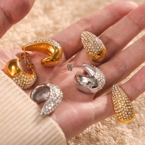 Boucles d'oreilles goutte dorées et argentées serties de cristaux en acier titane