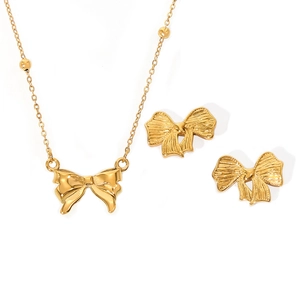 Elegantes Schmuckset aus vergoldetem Titanstahl mit Schleifenanhänger und Ohrringen