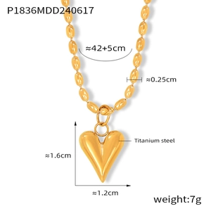 Détail du collier avec pendentif cœur en acier titane avec placage en or 18 carats