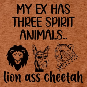 Détail d'un t-shirt orange rouille avec des croquis d'animaux et une typographie amusante