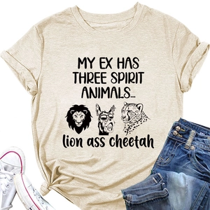 Détail du t-shirt beige avec imprimé animal humoristique et ourlet noué tendance