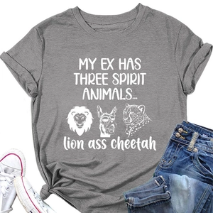 Mise à plat de t-shirt gris en coton avec imprimé lion ass cheetah et short en jean
