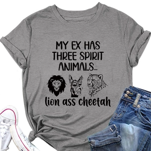 Détail du t-shirt gris avec imprimé lion, âne et guépard et nœud élégant à l'ourlet