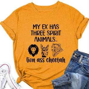 Détail de t-shirt jaune moutarde avec imprimé lion âne guépard et nœud élégant à l'ourlet