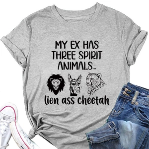 Détail de l'imprimé humoristique sur t-shirt gris en coton avec graphismes d'animaux