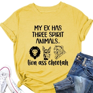 T-shirt graphique jaune avec imprimé lion âne guépard humoristique et jean bleu décontracté