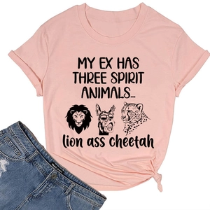 Détail du t-shirt rose clair avec imprimé graphique et nœud élégant sur le devant