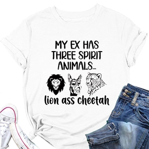 T-shirt en coton blanc avec imprimé animalier humoristique, jean et baskets à plat