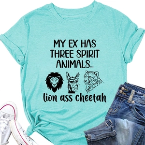 Vue à plat d'un T-shirt bleu à col rond avec imprimé humoristique d'animaux et de texte