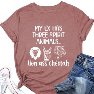 T-shirt rouge brique vintage avec imprimé animal, jean et baskets blanches à plat