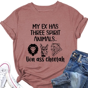 Mise à plat du t-shirt rouge vintage avec graphisme d'humour et un jean en denim